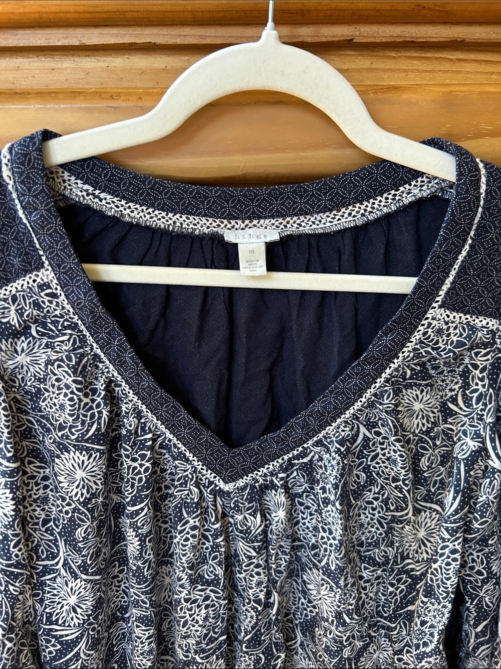 Hinge Tunic Navy and White V-Neck Printed Top 100% Viscose Medium - Picture 3 of 8
